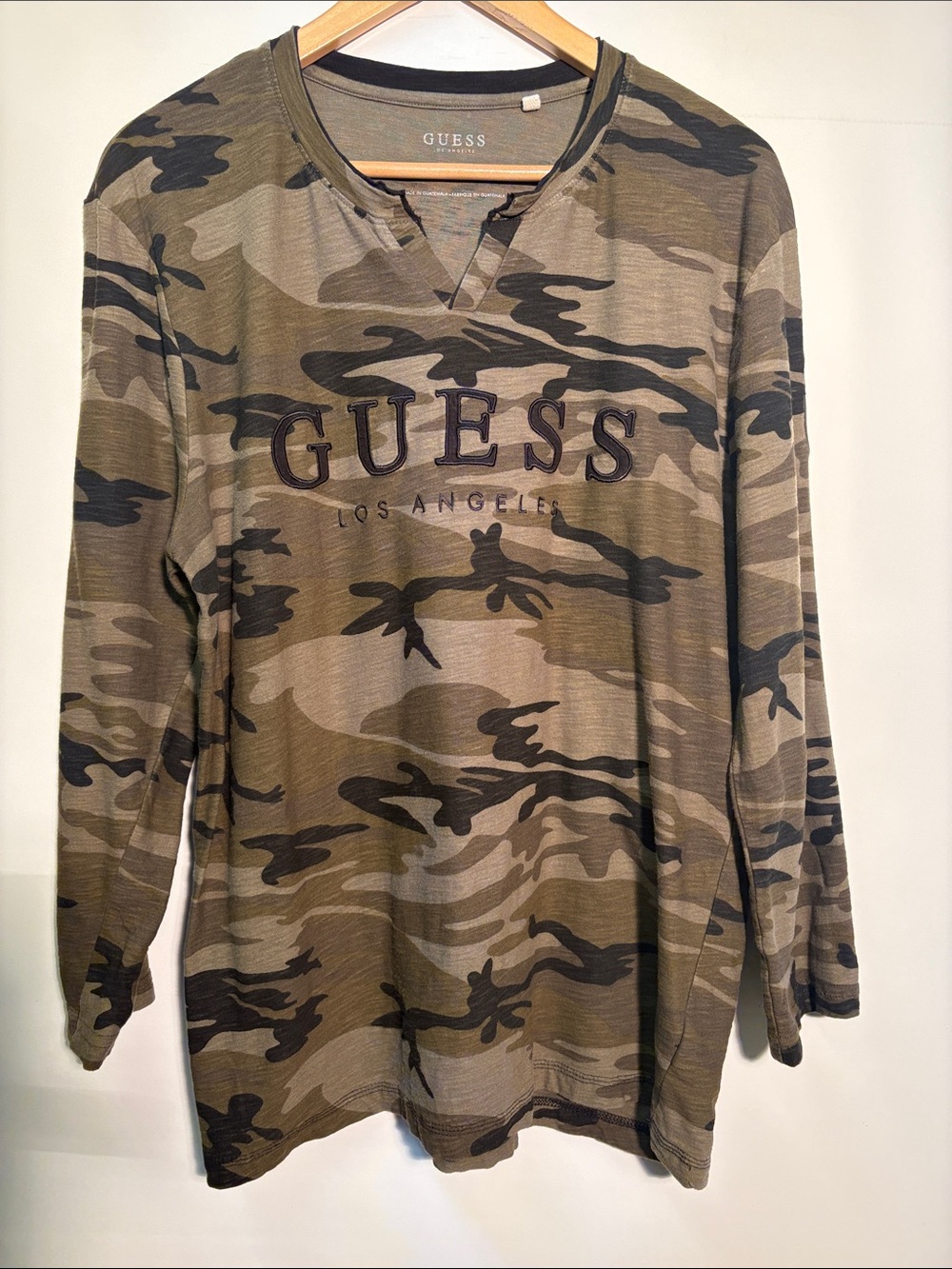 GUESS Men's Camouflage 3/4 sleeve Tee - Olive & Black